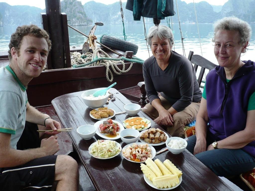 Hoang Gia Minh Hotel Cat Ba Island Buitenkant foto